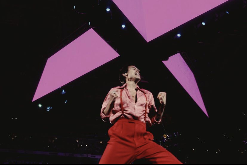Following the Tampa show, his streak of wearing red with suspenders continued to Raleigh. His fans refer to it as his ‘valentines’ outfit of the tour, which contributed to him wearing heart sunglasses.