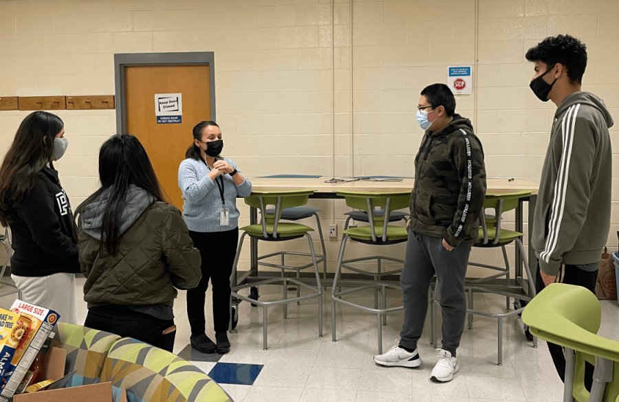 Explaining an icebreaker for students to learn each other’s names, Mrs. Aleman asks students to share their name and a food that starts with the same letter as their name. This icebreaker offers students a creative way to bond over Hispanic cuisine while also getting to know one another.