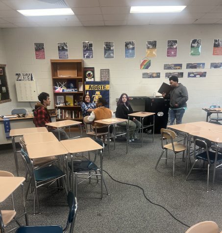  Look at these students start working on the showcase, Black History Through the Fazes of Art. It will be a showcase to experience so come during second and fourth period next Friday to see the show! 
