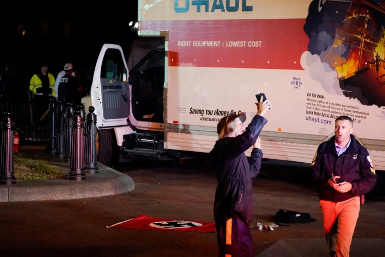 A+truck+crashed+into+the+borders+of+the+White+House+last+night+at+10%3A00+pm.+Authorities+are+holding+comments+about+the+Nazi+flag+wrapped+around+the+truck%2C+but+they+are+continuing+to+search+for+the+reason+for+the+crash.+